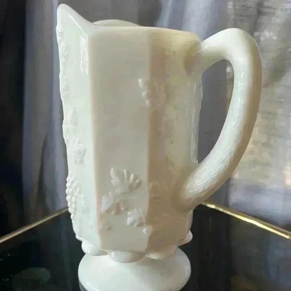 Very heavy vintage Westmoreland grapevine pattern milk glass pitcher - Picture 4 of 5